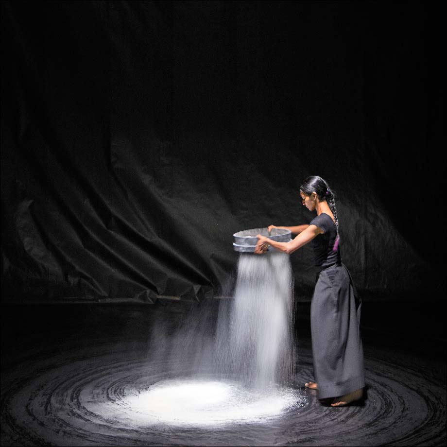 Danse "Ash", un solo d'Aurélien Bory pour Shantala Shivalingappa